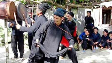 Trong ngày tết các thầy cúng thường nhảy múa, đánh trống mời thần linh và tổ tiên về ăn Tết.