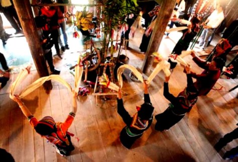 Múa khăn của đồng bào La Ha.