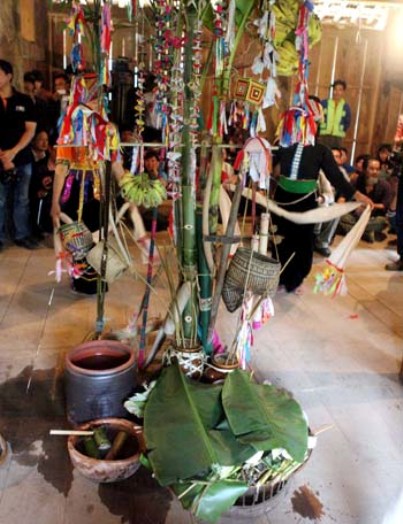 Các lễ vật của mâm cúng chính tại nhà thầy lang.