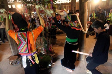 Điệu múa A Sừng Lừng độc đáo.