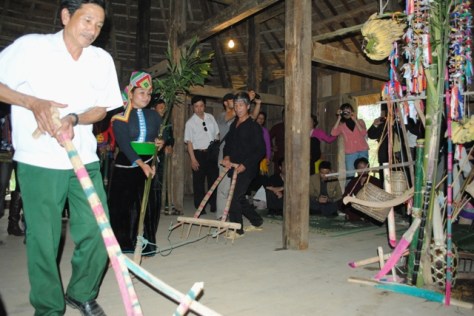 Múa tăng gia lao động sản xuất.