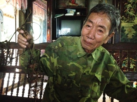 Ông Quàng Văn Phạo và đồ đựng gạo, đỗ đi khi đi hỏi vợ.