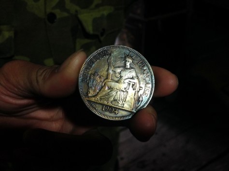 Đồng bạc dùng khi bị phạt vạ nếu bỏ nhau.