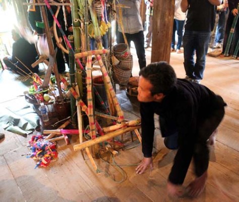 Thày mo đóng giả làm con khỉ trong lễ hội.