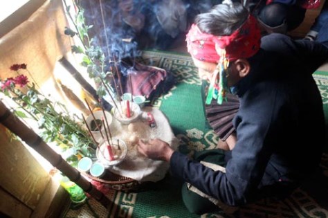 Thày mo làm lễ cúng thần linh.