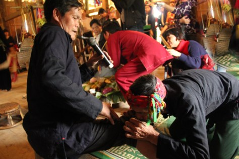 Thầy lang biểu diễn các trò mà ông đã chữa khỏi cho “bệnh nhân”.