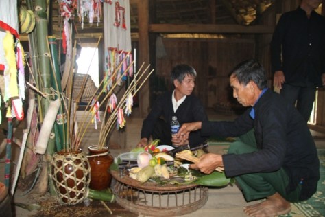 Thầy lang là người chủ trì và chuẩn bị các thủ tục, các loại lễ vật cần để làm lễ cúng.