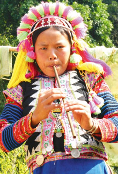 Sơn nữ La Hủ say sưa gọi bạn tình bằng tiếng sáo du dương.