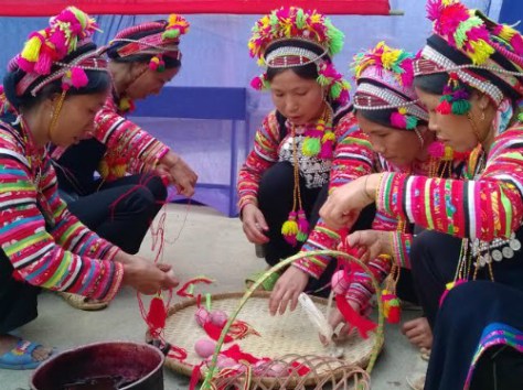 Công việc này do người phụ nữ đảm nhiệm, họ sẽ làm cho mỗi người trong nhà một quả trứng nhuộm đỏ. Ảnh: langvietonline.