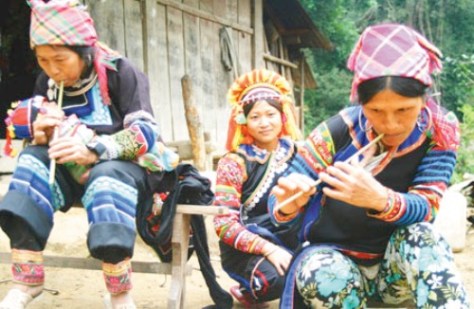 Mọi người trong bản vẫn quây quần để thổi sáo vui vẻ.