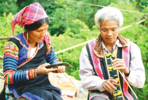 Những người già và trung niên vẫn giữ kỹ thuật điêu luyện để làm sáo.