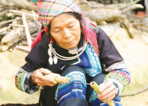 Phụ nữ La Hủ tự làm cho mình một cây sáo để sử dụng là một niềm vui.
