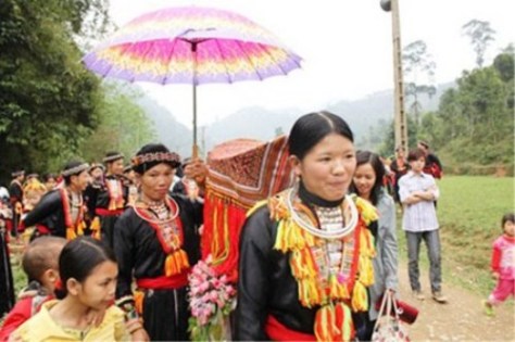 Sơn nữ La Hủ rực rỡ váy áo ngày tết.