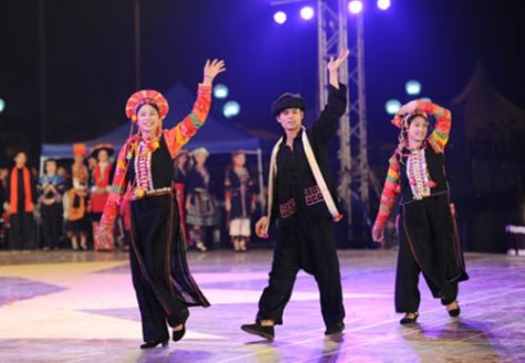 Thiếu nữ La Hủ duyên dáng trong tà áo dài truyền thống.