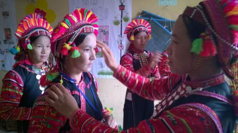 Trang điểm cho cô dâu trong ngày cưới.