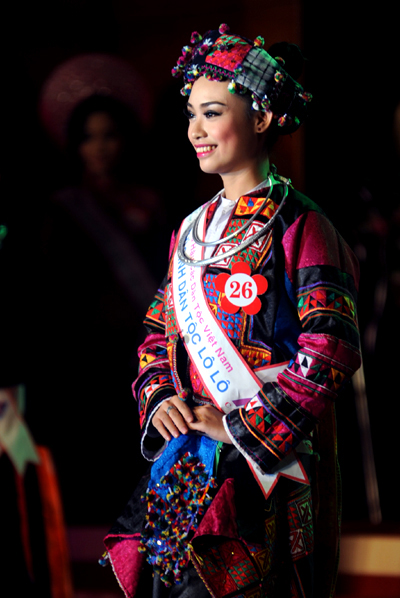 Thí sinh Mùng Thùy Linh trong trang phục dân tộc Lô Lô.