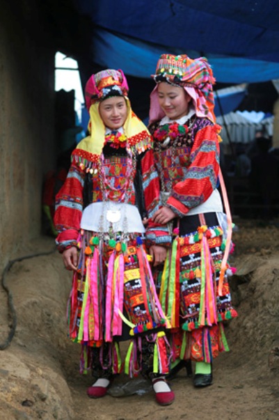 Nhà trai, nhà gái mỗi bên có một phù dâu.