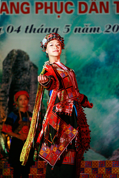 Thí sinh Thàng Minh Thúy trình diễn bộ trang phục Lô Lô nhiều màu sắc.