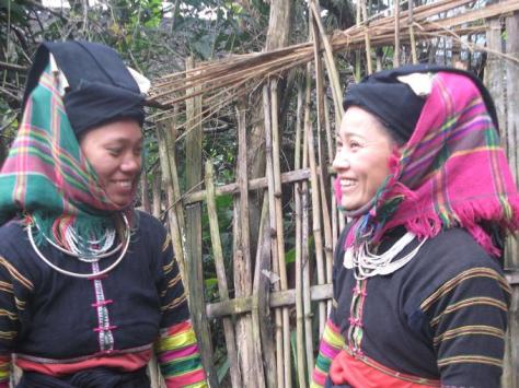 lolo_Trang phục của phụ nữ lô lô đen Bảo Lạc (Cao Bằng)