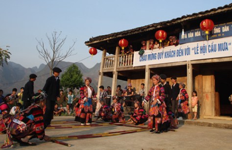 Vui chơi trong lễ hội. 