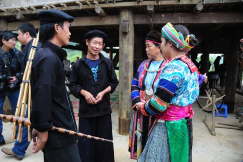 Bên cạnh những nét đẹp văn hóa của dân tộc Lự như: kiến trúc nhà sàn, nghề dệt, tục nhuộm răng đen… Lễ Căm Mường không chỉ mang ý nghĩa tín ngưỡng, gắn với giữ rừng cấm, rừng thiêng mà còn là sinh hoạt cộng đồng gắn kết dân tộc. Ảnh Nguyễn Tuyên Dương.