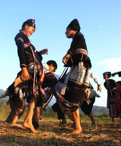 Tó cáy (chọi gà) - một trò chơi dân gian dân tộc Lự.