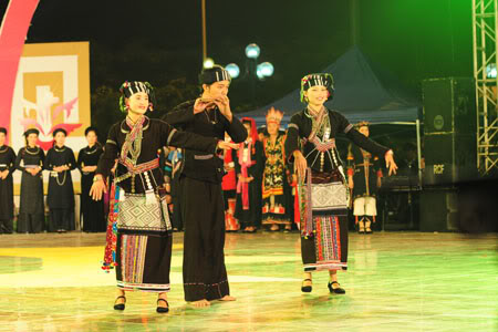 Trang phục truyền thống dân tộc Lự.