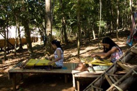 Người phụ nữ Mạ dệt thổ cẩm.