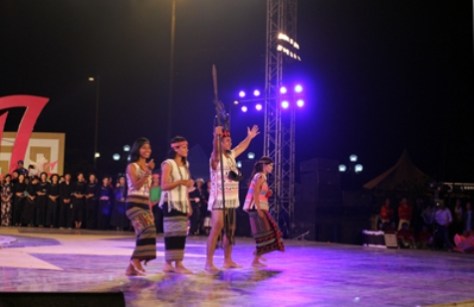 Trang phục truyền thống dân tộc Mạ.