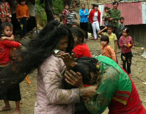 Cả phụ nữ cũng lao vào… cuộc chiến ấy.