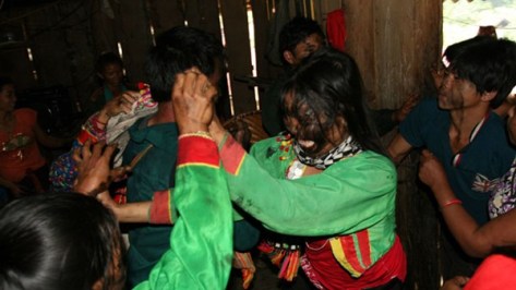 Cuối ngày thứ hai, chuẩn bị đón dâu, nhà gái lấy nhọ nồi bôi lên mặt mọi thành viên nhà trai để- ‘Giấu không cho ông trời biết mà ngăn trở’.