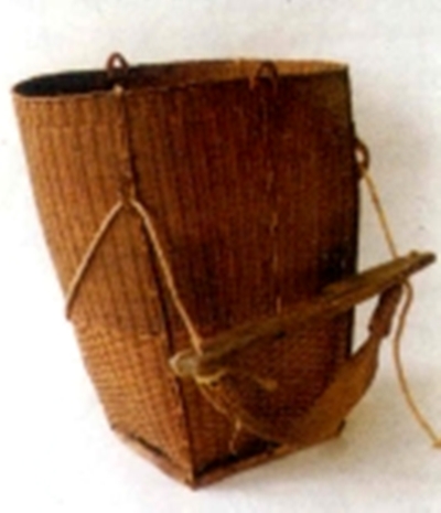 Mang gùi (dong buê) có dây quai vắt qua trán và sỏ qua tấm ván ách tì lên gáy là đặc trưng của cách vận chuyển sản phẩm của người Mảng. Cách đeo gùi này thấy ở nhiều dân tộc trong nước và trên thế giới.