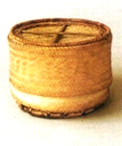 Người Mảng có truyền thống ăn xôi nếp. Xôi nếp được đồ trên ninh, chín dỡ ra rồi cho vào cái cơ đựng cơm đan bằng tre mây. Cơi đựng cơm được đan tròn có nắp đậy và chân đế cao để cách ly giữa đáy và bề mặt đặt giỏ. Người ta sử dụng cơi đựng xôi trong các bữa ăn ở nhà hay trên nương. Khi ăn, cơi để cạnh mâm, dùng tay bốc xôi trong cơi, nắm lại thành nắm nhỏ chấm vào thức ăn. (Hiện vật Bảo tàng Dân tộc học Việt Nam)