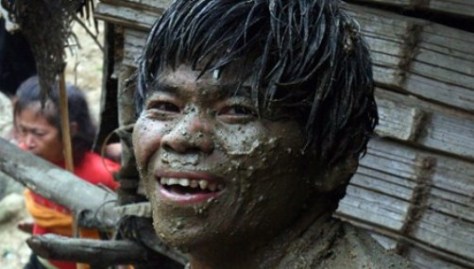 Một thanh niên nhà trai hả hê khi được hưởng đủ cả: Nước, rượu, nhọ và…bùn.