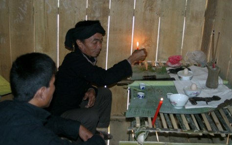 Người Mảng coi trọng hủ tục thần thánh hóa để cúng bái, gọi hồn, chữa bệnh…