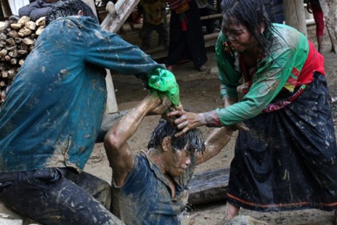 Rượu, bùn “lộc” cho các thành viên họ nhà trai.