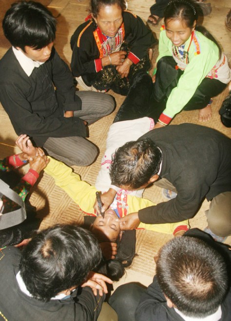 Tập tục xăm cằm của người Mảng chứa đựng những bí ẩn không thể lý giải.