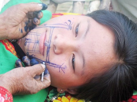 Xăm cầm một tục lệ độc đáo của người Mảng được lưu truyền trong dân gian. 