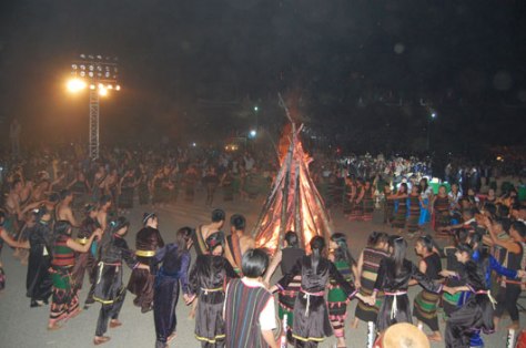 Ðồng bào các dân tộc sum vầy bên lửa trại Lễ Sum họp cộng đồng.