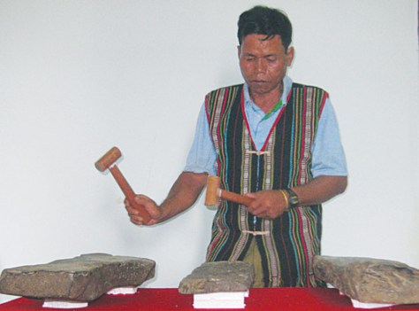 Sơn nam M'Nông biểu diễn đàn đá.