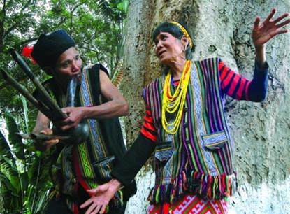 Con em dân tộc M’nông tổ chức lễ mừng thọ cho cha, mẹ khi bước sang tuổi 60.