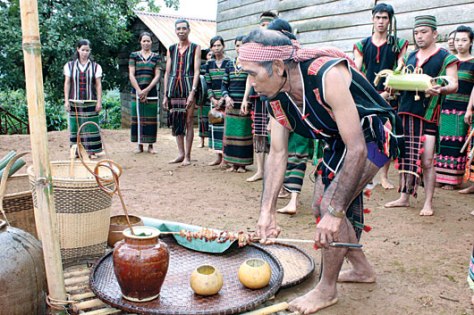 Già làng dâng lễ vật lên các thần linh.