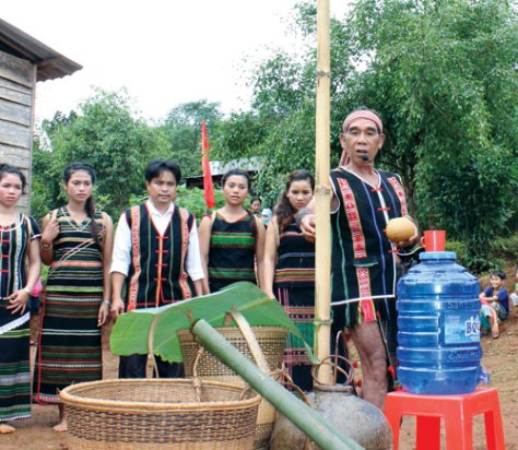 Già làng thực hiện nghi thức bôi máu lên cây nêu.