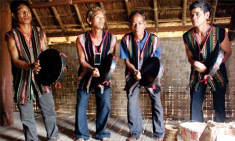 Kết thúc lễ cúng bà con cả buôn cùng ăn cơm mới, uống rượu cần, đánh chiêng và múa hát.