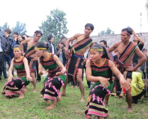 Múa "Mừng hạnh phúc lứa đôi" của dân tộc M'Nông.