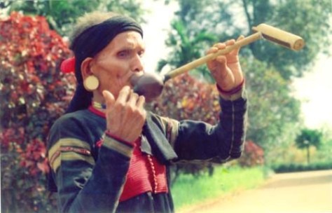 Nghệ nhân K' Ngân thôi kèn Rlet.