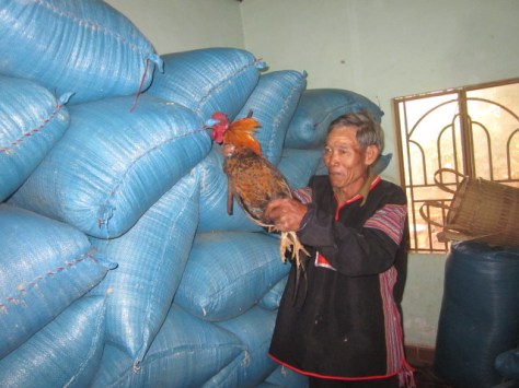 Thực hiện nghi thức cúng lúa trong kho.