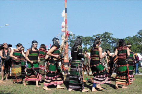 Trang phục lễ hội của người M’nông.