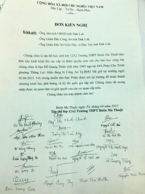 Lớp 12A2 cùng ký đơn kiến nghị cho Thiện (1)