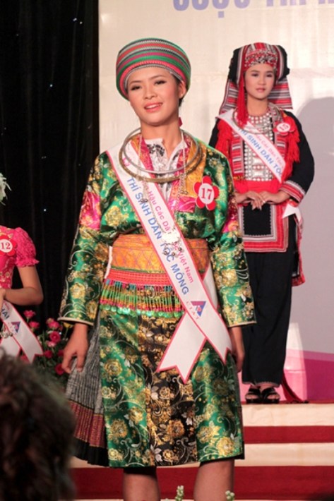 Sơn nữ Chương Thị Hoa, tộc H'Mông trong một cuộc thi Hoa Hậu Dân Tộc. (L.T.)